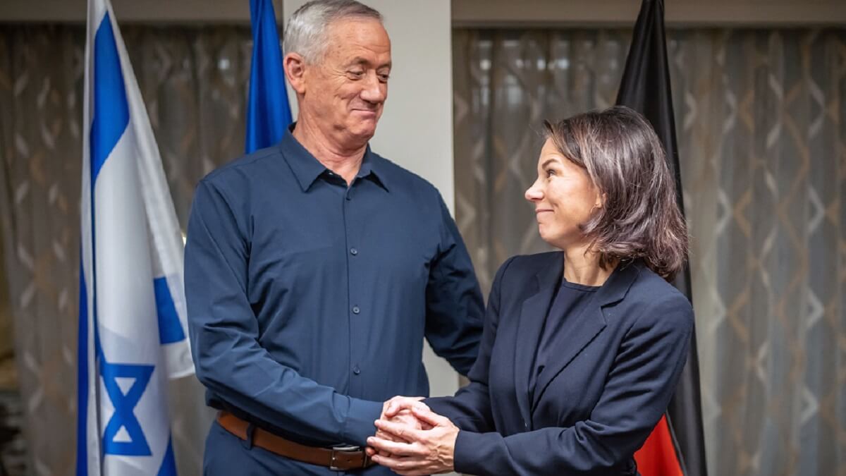 Annalena Baerbock, ministra de Asuntos Exteriores de Alemania, es recibida por Benny Gantz, ministro sin cartera del gabinete de guerra del primer ministro Benjamin Netanyahu – PHOTO/MICHAEL KAPPELER/DPA/dpa Picture-Alliance vía AFP