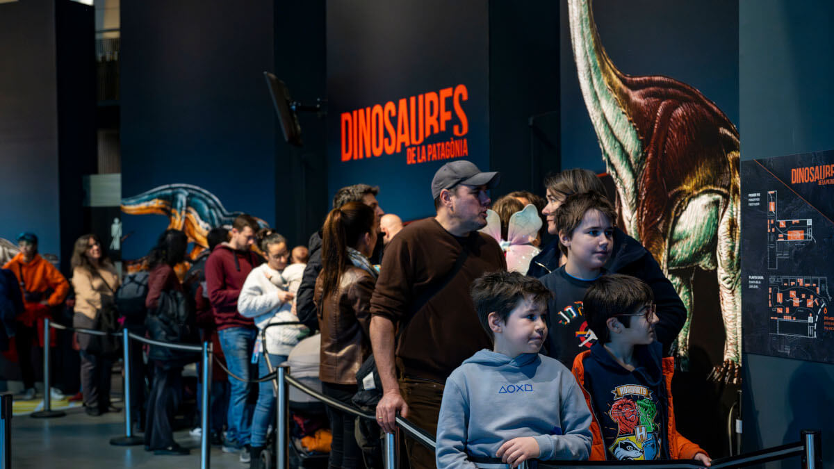 Colas para visitar la exposición Dinosaurios de la Patagonia en el Museo de la Ciencia CosmoCaixa.