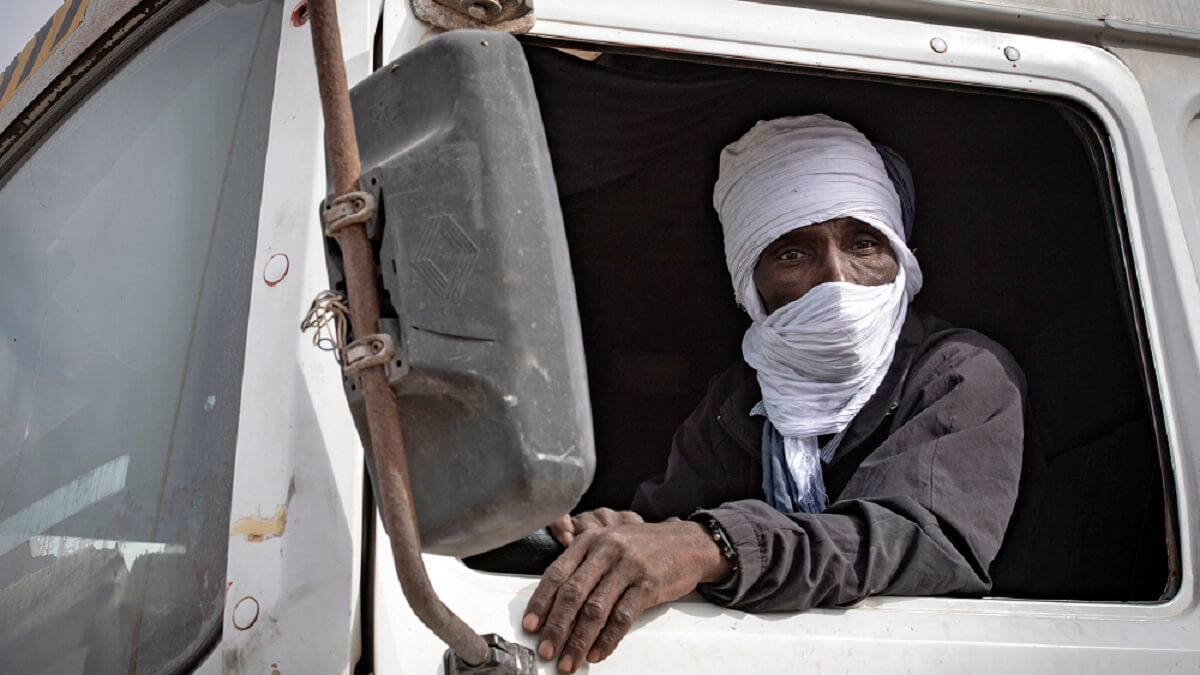 Un hombre conduciendo un camión cruza la frontera en Guerguerat, situada en el Sáhara Occidental – PHOTO/AFP/FADEL SENNA