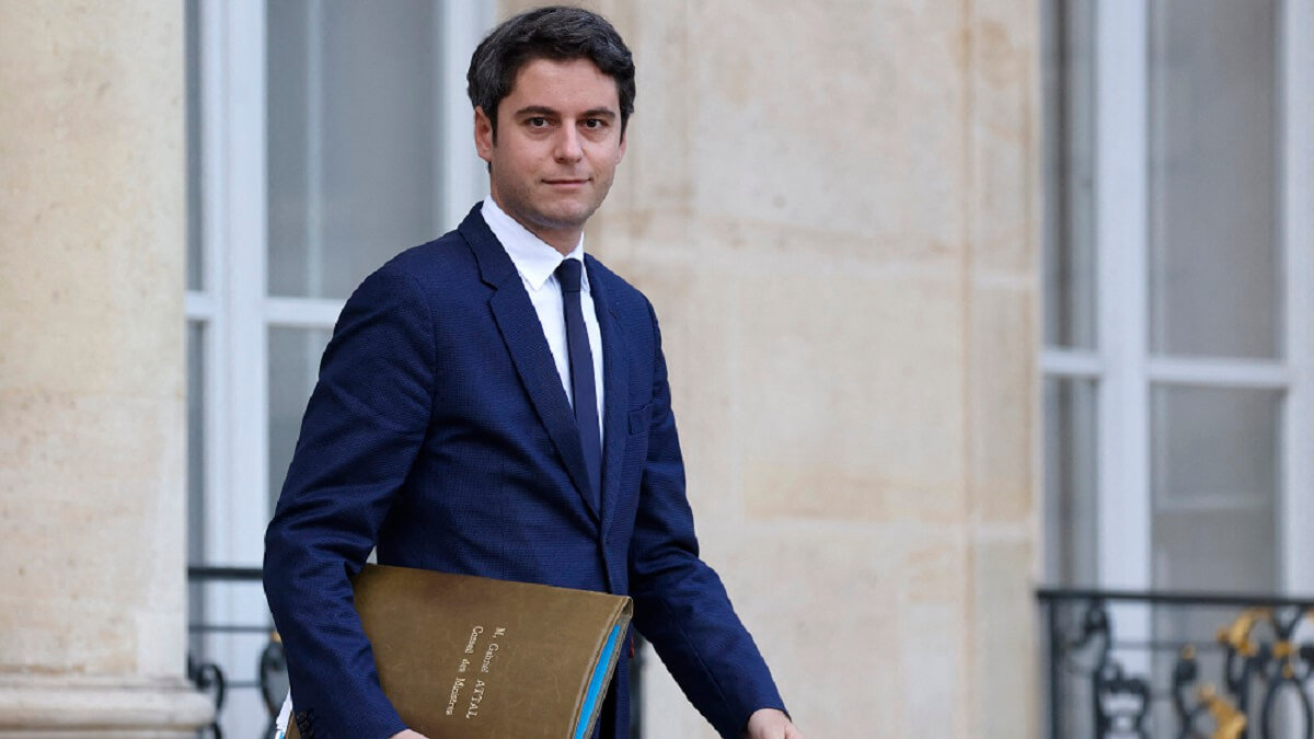 El ministro francés de Educación y Juventud, Gabriel Attal, sale tras la reunión semanal del gabinete en el Palacio presidencial del Elíseo en París, el 20 de diciembre de 2023 – PHOTO/Ludovic MARIN/AFP