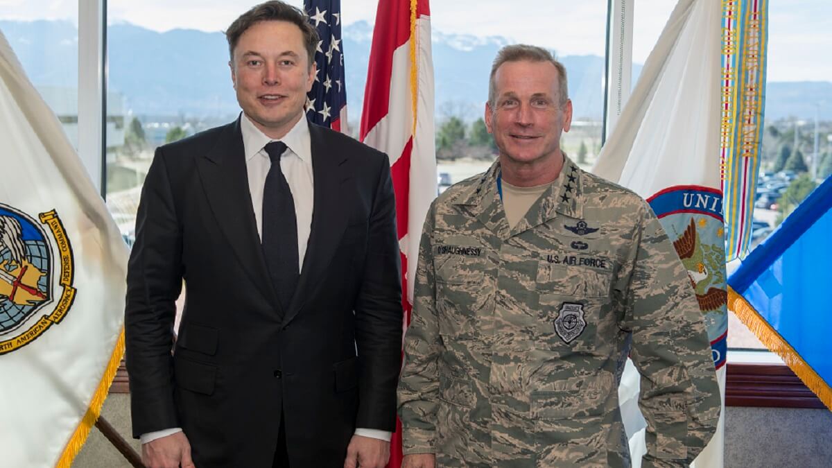 Elon Musk tiene contratado desde 2021 al teniente general del Aire retirado Terrence J. O'Shaughnessy, que asume la dirección de los programas gubernamentales de SpaceX, su compañía de servicios de lanzamiento - PHOTO/USAF