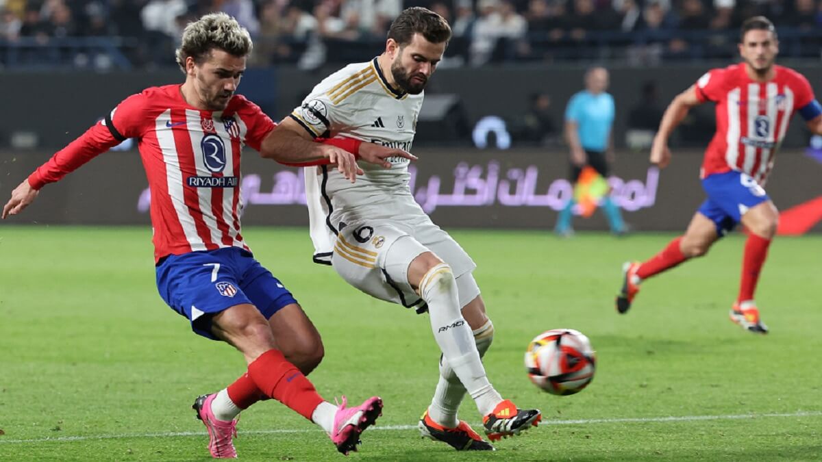 Antoine Griezmann y Nacho disputan un balón durante la final de la Supercopa de España entre Real Madrid y Atlético de Madrid en Arabia Saudí - PHOTO/AFP/GIUSEPPE CACACE