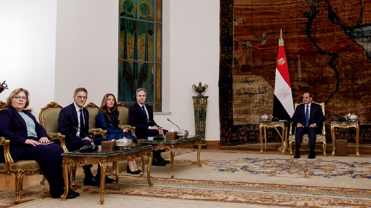 El secretario de Estado estadounidense Antony Blinken, la secretaria de Estado adjunta para Asuntos de Oriente Próximo, Barbara Leaf , el consejero del Departamento de Estado estadounidense, Derek Chollet, y el embajador estadounidense en Egipto, Herro Mustafa Garg, asisten a una reunión con el presidente egipcio Abdel Fattah al-Sisi durante el viaje de una semana de Blinken destinado a calmar las tensiones en Oriente Próximo, en El Cairo, el 11 de enero de 2024 – PHOTO/EVELYN HOCKSTEIN/POOL/AFP