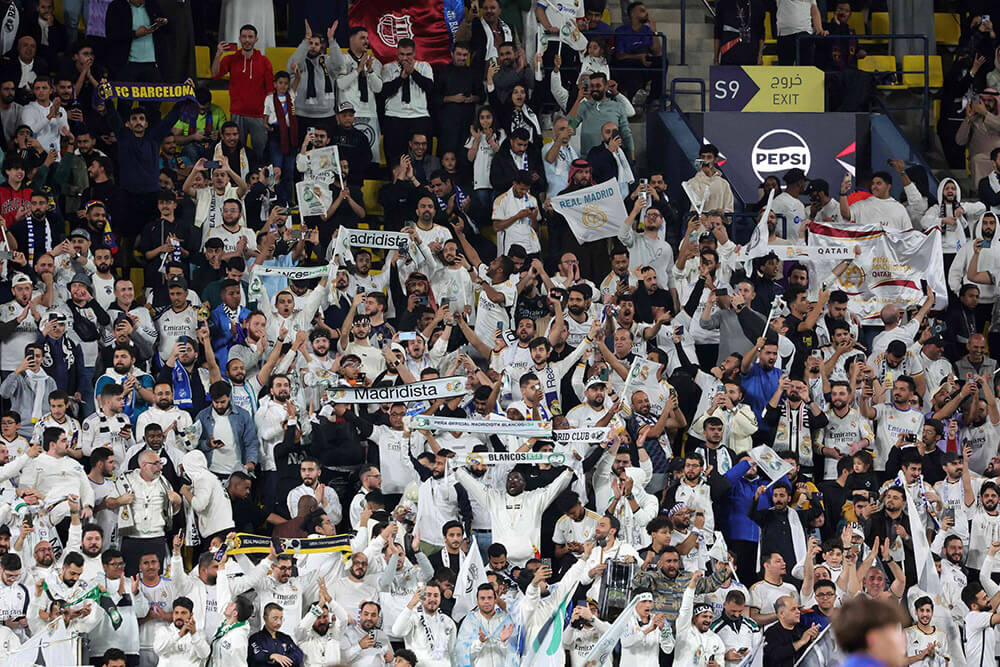 Aficionados del Real Madrid animan a su equipo antes del inicio de la final de la Supercopa de España entre el Real Madrid y Barcelona en el estadio Al-Awwal Park de Riad, en enero 14 de septiembre de 2024
AFP/GIUSEPPE CACACE