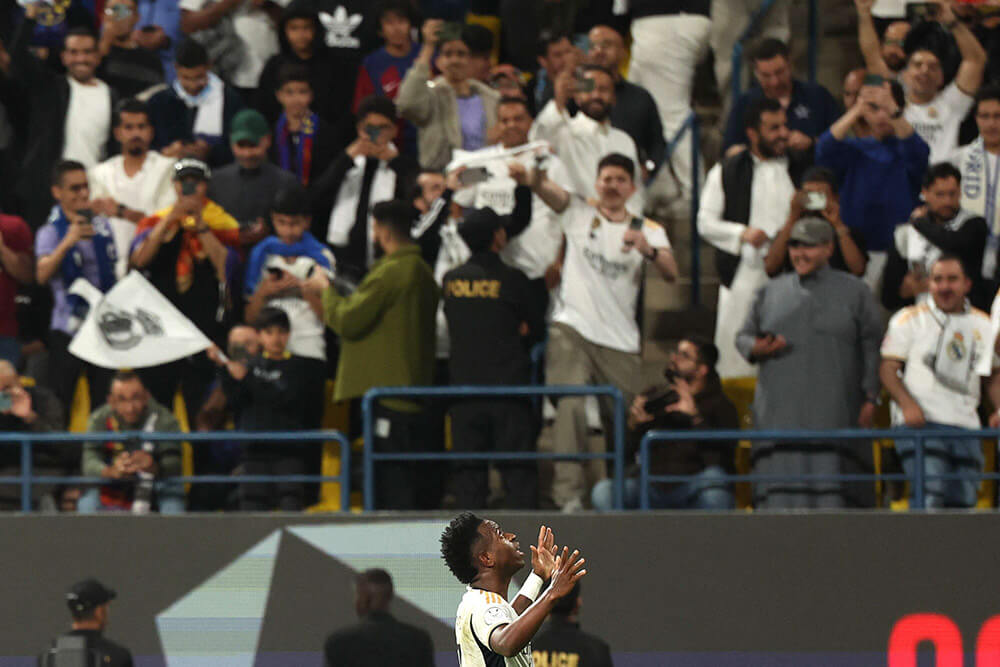 El delantero brasileño del Real Madrid Vinicius Junior celebra tras marcar su tercer gol durante la final de la Supercopa de España entre el Real Madrid y Barcelona en el estadio Al-Awwal Park de Riad. el 14 de enero de 2024
- AFP/GIUSEPPE CACACE