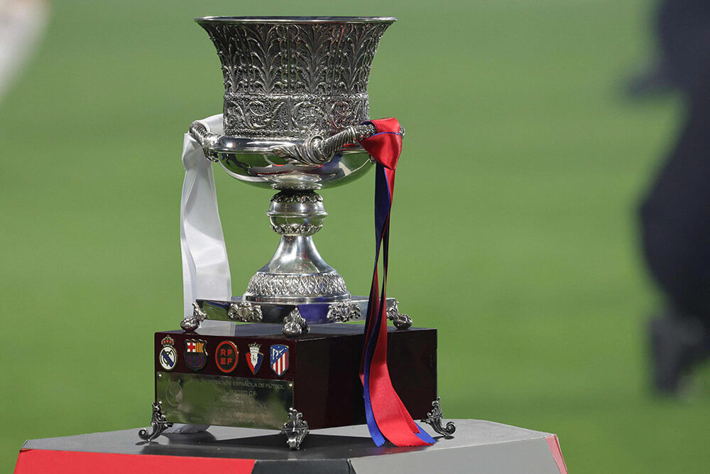 El Trofeo de la Supercopa de España se exhibe antes del partido de fútbol final de la Supercopa de España entre el Real Madrid y Barcelona en el estadio Al-Awwal Park de Riad, el 14 de enero de 2024
- AFP/GIUSEPPE CACACE
