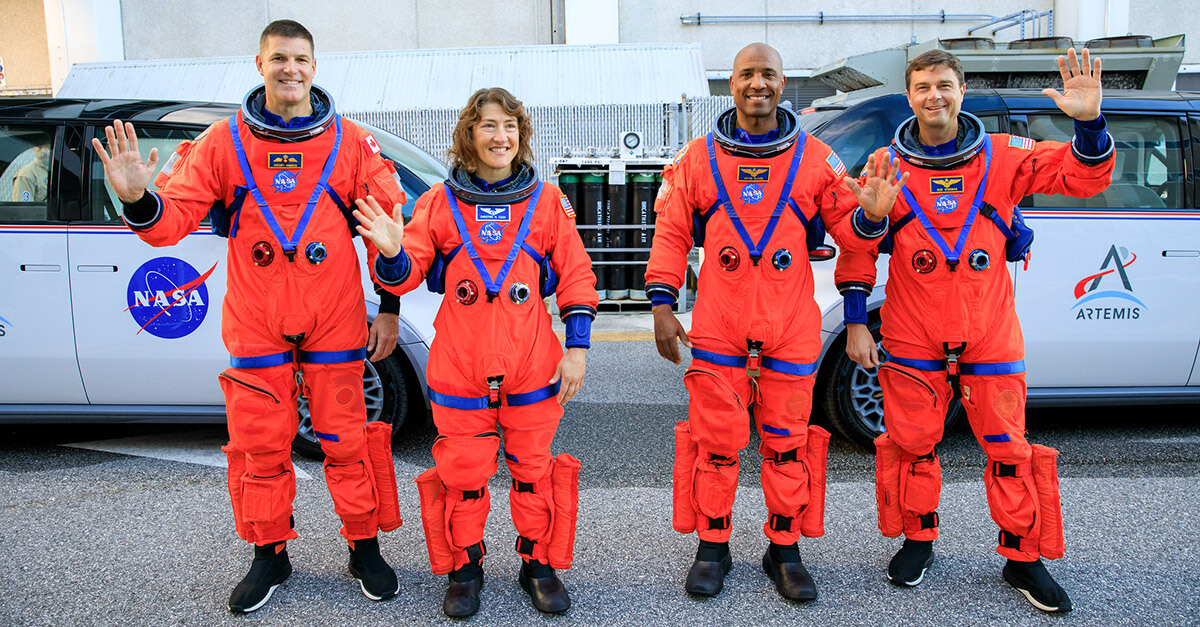 La misión lunar Artemis II acaba de sufrir un retraso de un año y no despegará hasta septiembre de 2025. Mientras, prosiguen su entrenamiento sus cuatros astronautas, tres norteamericanos y un canadiense (izquierda) - PHOTO/NASA-Kim Shiflett