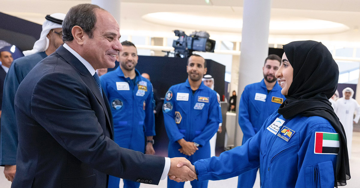 El presidente de Egipto, Abdel Fatah al-Sisi, saluda a Nora al-Matrooshi, que ultima su entrenamiento como astronauta. Al fondo, Sultán al-Neyadi, Hazzaa al-Mansoori y Mohamed al-Mulla, este último también en periodo de formación - PHOTO/UAE Court