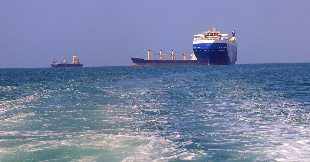El carguero Galaxy Leader (dcha.), capturado por los hutíes dos días antes, acercándose al puerto en el mar Rojo frente a la provincia yemení de Hodeida - PHOTO/AFP