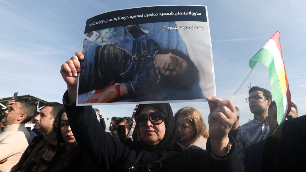 Una manifestación frente a la oficina de las Naciones Unidas un día después de que varias zonas de la ciudad de Erbil fueran alcanzadas por misiles lanzados por el Cuerpo de la Guardia Revolucionaria Islámica de Irán
- Safin HAMID / AFP