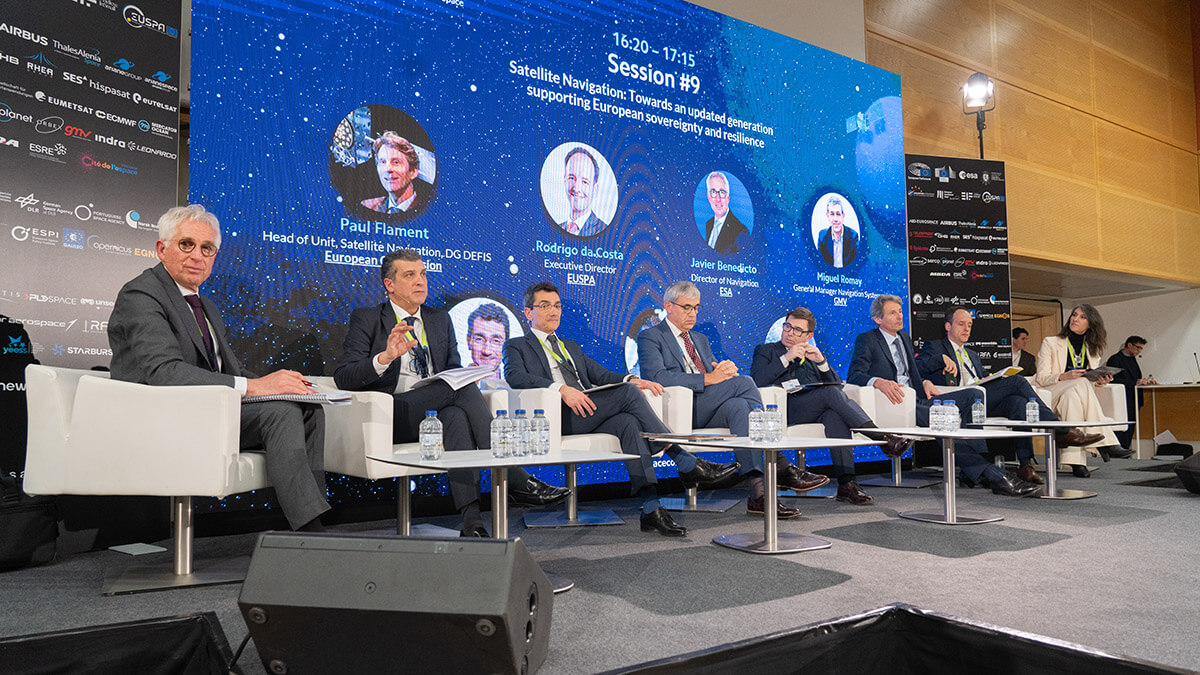 El director de Navegación de la ESA, el español Javier Benedicto, primero por la izquierda, ha captado para el año en curso unos fondos que se elevan a más de 1.000 millones de euros, los segundos más importantes PHOTO/ESA-P. Sebirot