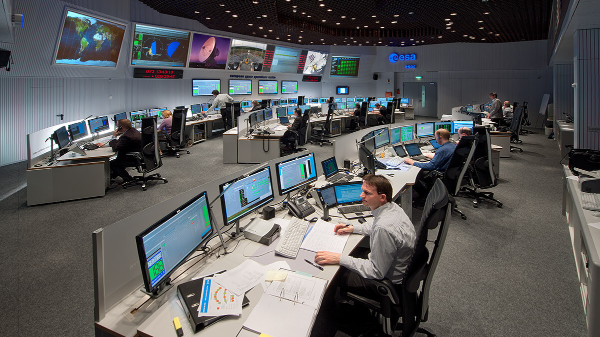 Desde el Centro Europeo de Operaciones Espaciales (ESOC) situado en la localidad alemana de Darmstadt se efectúa el seguimiento y control de los 27 satélites de todo tipo que la ESA mantiene en serviciohttps://es.wikipedia.org/wiki/Centro_Europeo_de_Operaciones_Espaciales - PHOTO/ESOC-J. Mai