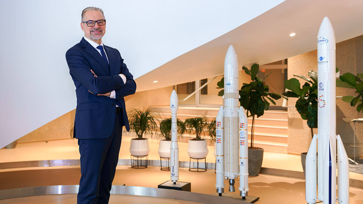 Josef Aschbacher, jefe de la ESA, confía en que 2024 restablezca la capacidad europea de acceso autónomo al espacio, con el Ariane 6 (derecha) y el Vega-C (izquierda), una vez retirado de servicio el Ariane 5 (centro) - PHOTO/ESA-D. Dos Santos