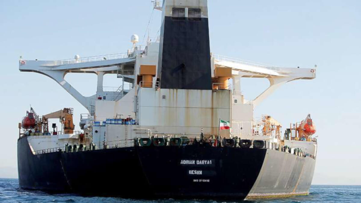 Una bandera iraní ondea en el petrolero iraní Adrian Darya 1, anteriormente llamado Grace 1, en Gibraltar, España, justo antes de su lanzamiento el 18 de agosto de 2019 (REUTERS/Jon Nazca)