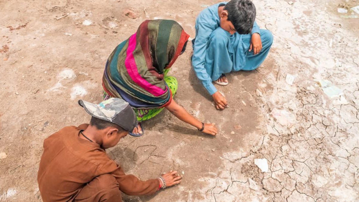 Unos niños juegan en tierra árida del sur de Pakistán © UNICEF/Vlad Sokhin