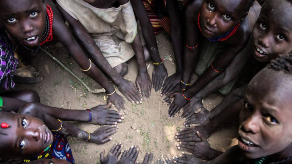 Unos niños hacen una figura con las manos en el distrito de Omo, al sur de Etiopía © UNICEF/Raphael Pouget