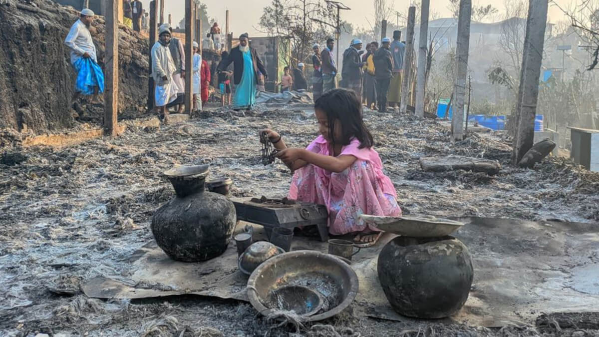 Más de 5000 personas, entre ellas 3500 niños, perdieron sus hogares en un incendio en un refugio de Bangladesh © UNICEF/Salim Khan