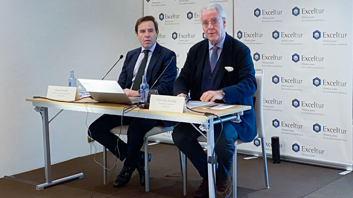 Óscar Perelli (izqda.) y José Luis Zoreda durante la rueda de prensa de presentación de las cifras del turismo en España en 2023 - FOTO/J. Á. PEDRAZA