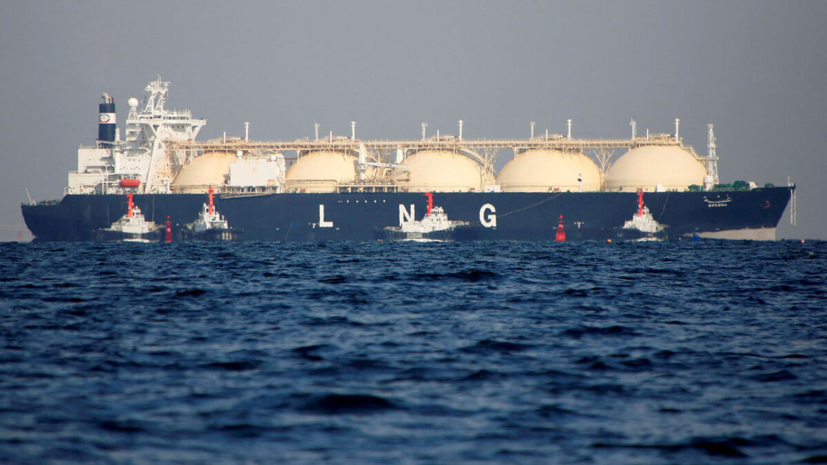 Un buque cisterna de gas natural licuado (GNL) es remolcado hacia una central térmica en Futtsu, al este de Tokio, Japón 13 de noviembre de 2017 (REUTERS/ISSEI KATO)