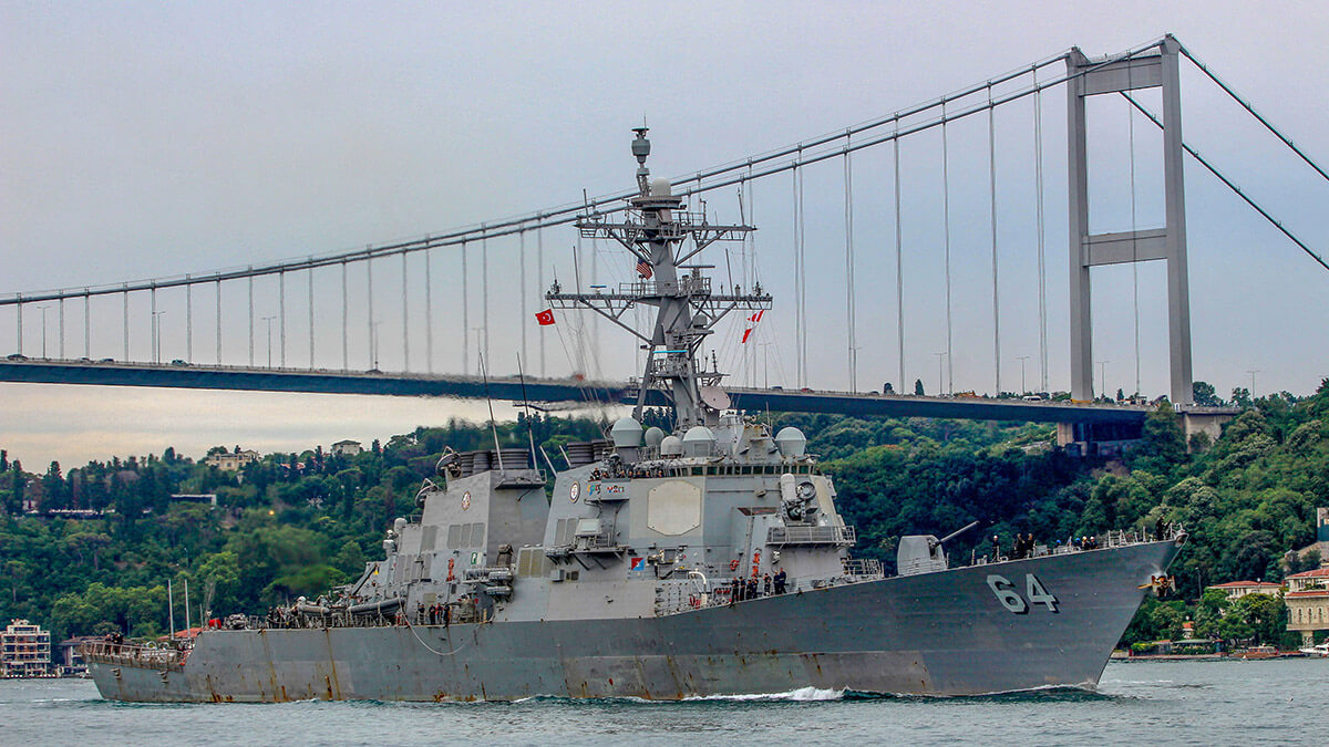 El destructor de la Armada estadounidense USS Carney (DDG 64) en el Bósforo en Estambul, Turquía (REUTERS/YORUK ISIK)