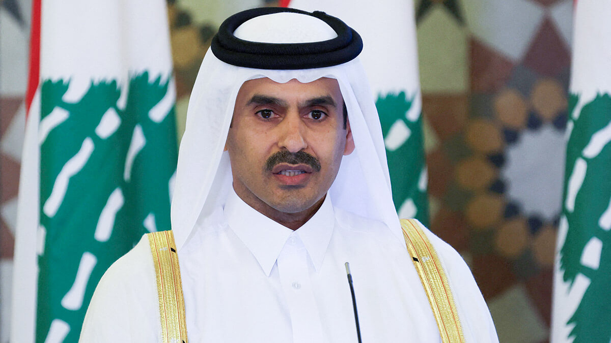 El director ejecutivo de QatarEnergy y ministro de Energía de Qatar, Saad al-Kaabi, habla durante una conferencia de prensa después de una ceremonia de firma mientras QatarEnergy se une a TotalEnergies  (REUTERS/MOHAMED AZAKIR)