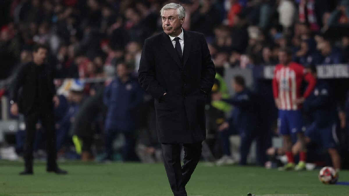 El entrenador italiano del Real Madrid Carlo Ancelotti camina por la línea de banda durante el partido de fútbol de la Copa del Rey española entre el Club Atlético de Madrid y el Real Madrid CF en el estadio Metropolitano de Madrid el 18 de enero de 2024 – PHOTO/Thomas COEX/AFP