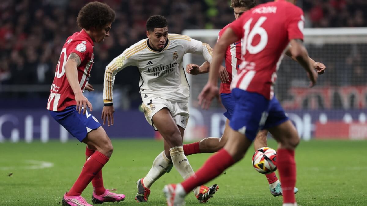 El centrocampista inglés del Real Madrid Jude Bellingham es desafiado por el centrocampista belga del Atlético de Madrid Axel Witsel durante el partido de fútbol de la Copa del Rey española entre el Club Atlético de Madrid y el Real Madrid CF en el estadio Metropolitano de Madrid el 18 de enero de 2024 – PHOTO/Thomas COEX/AFP