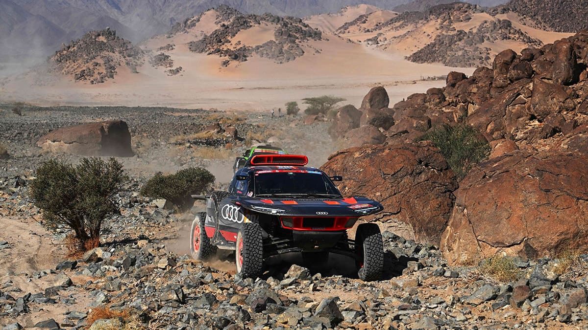El piloto español del equipo Audi Sports Carlos Sainz y su copiloto español Lucas Cruz conducen su coche durante la etapa 11 del Rally Dakar 2024 entre Al-Ula y Yanbu, Arabia Saudita, el 18 de enero (AFP/PATRICK HERTZOG)