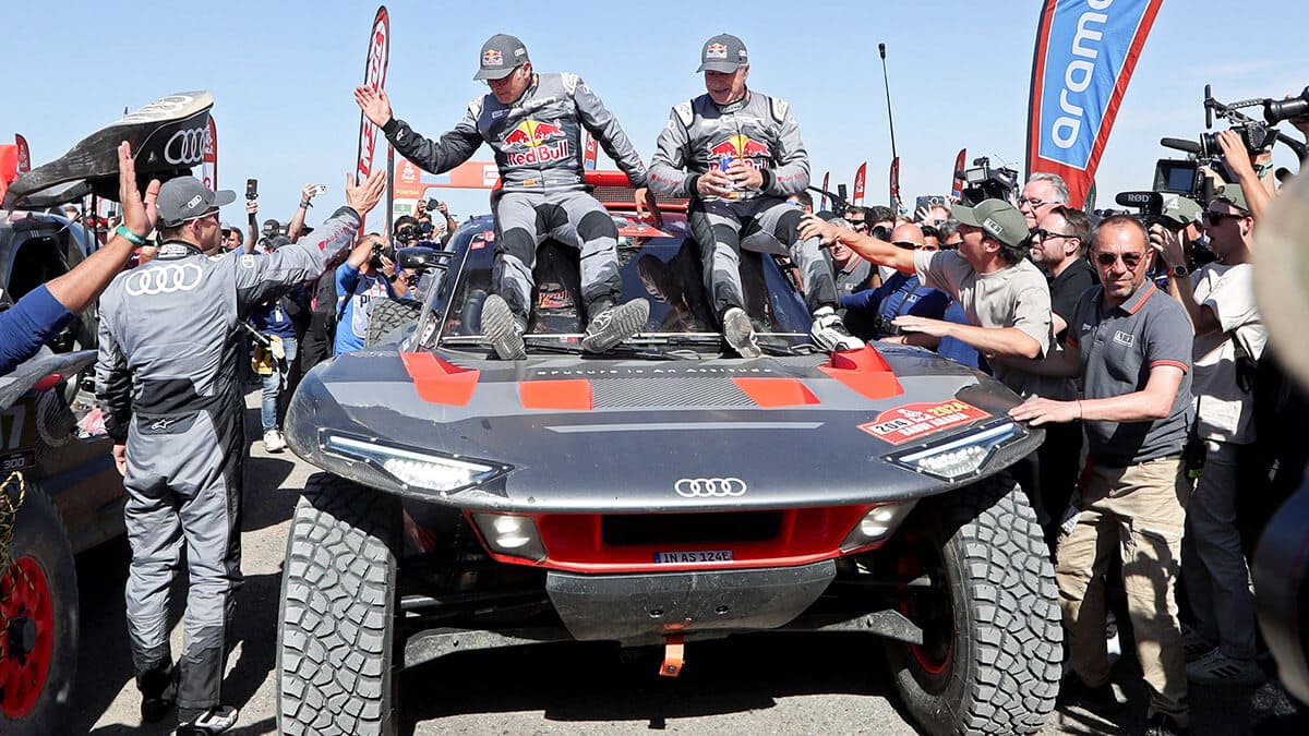 Team Audi Sports Carlos Sainz y su copiloto Lucas Cruz celebran después de ganar en la categoría de automóviles (REUTERS/HAMAD I MOHAMMED)