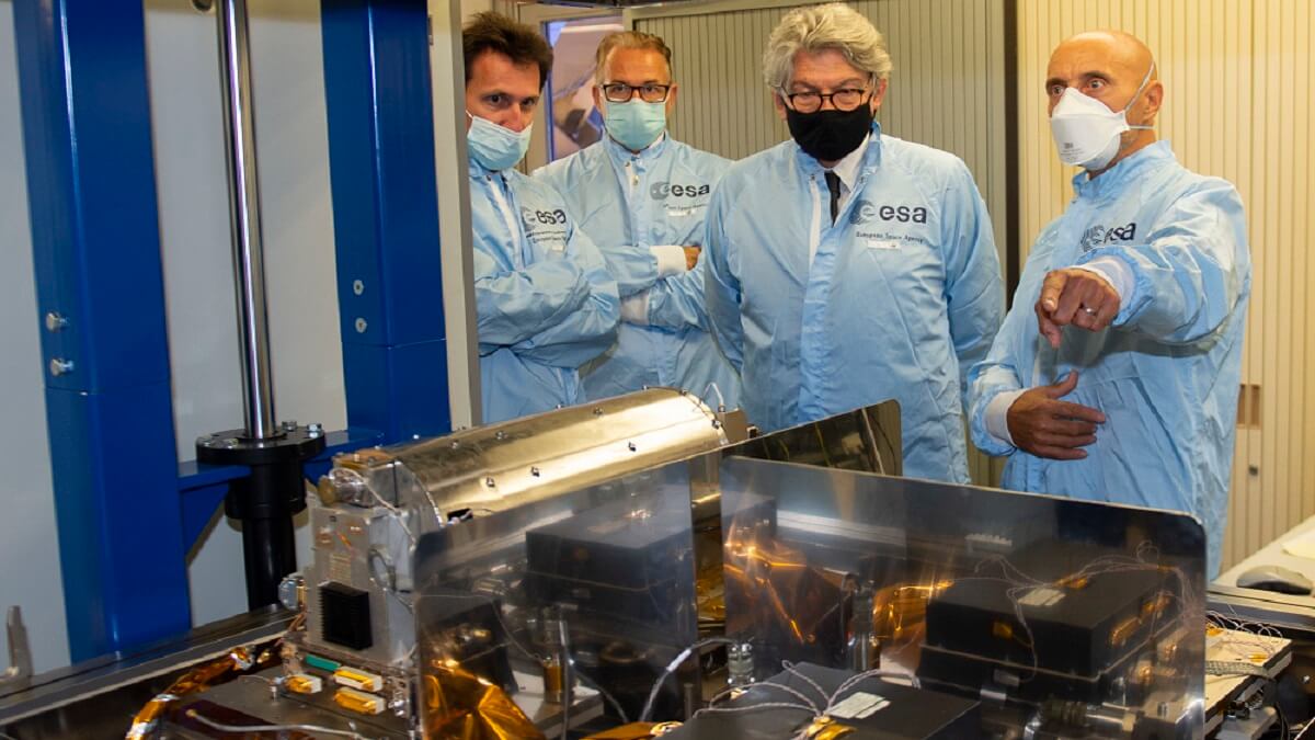 PHOTO/ESA-G. Porter - En el Centro Europeo de Investigación y Tecnología Espacial de la ESA en Países Bajos, un alto responsable del programa Galileo muestra al comisario europeo Thierry Breton las interioridades de un satélite Galileo