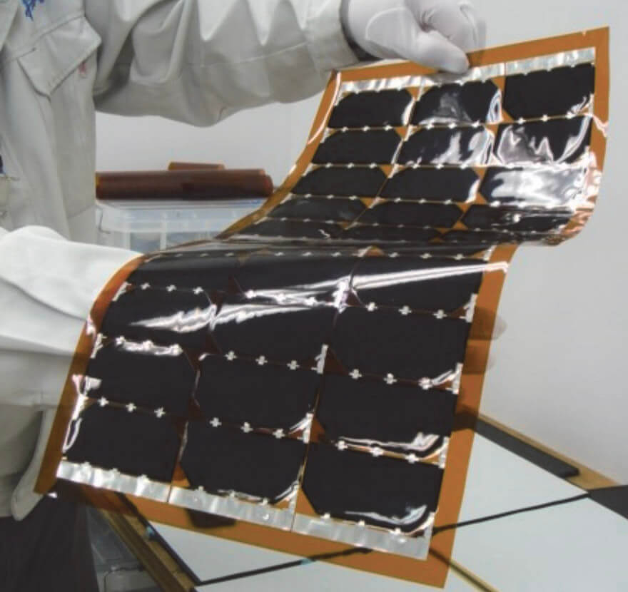 PHOTO/JAXA - Los técnicos japoneses han comprobado que las finas láminas de células solares adheridas con velcro a la astronave no alimentan las baterías de Ion-Litio
