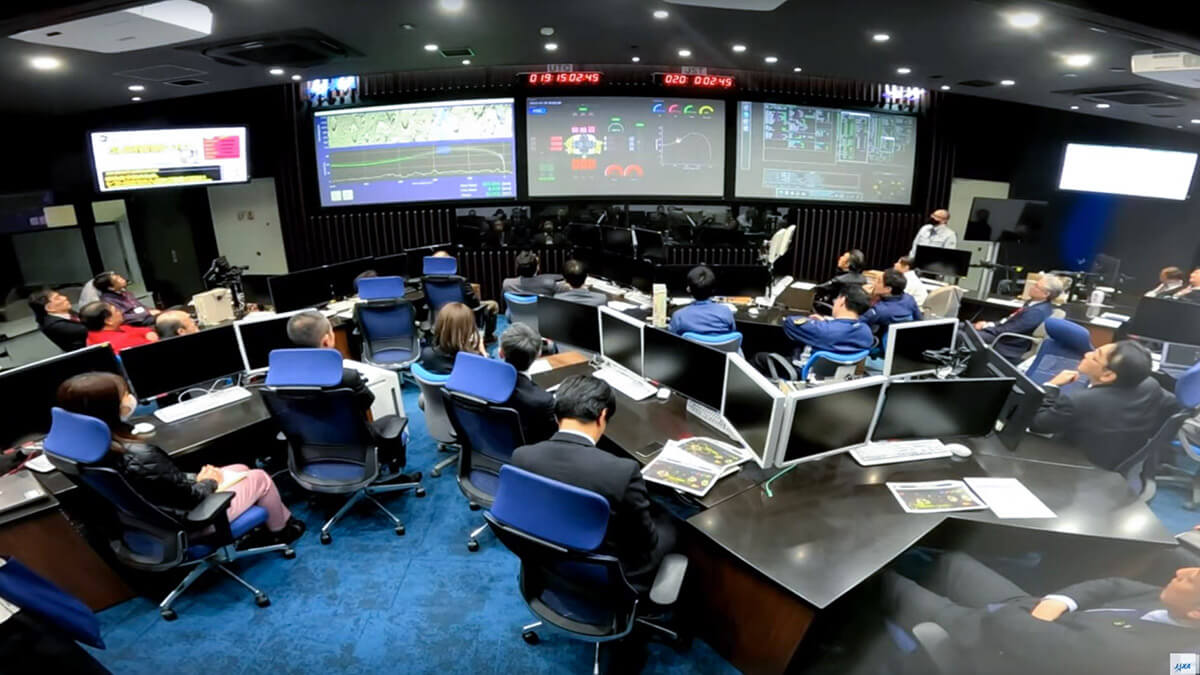 PHOTO/JAXA - Desde el centro de control en tierra de la JAXA se ha seguido la travesía de SLIM hacia la Luna, los últimos minutos de su exitoso descenso y la progresiva descarga de sus baterías ante la falta de energía solar