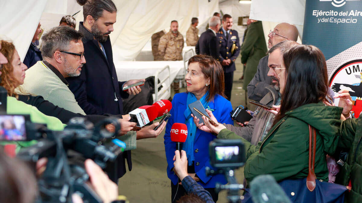 PHOTO/MDE-Rubén Somonte - La ministra Robles es quien monopoliza los contactos con los medios de comunicación, lo que le lleva a aparecer a menudo en informativos de radio y televisión