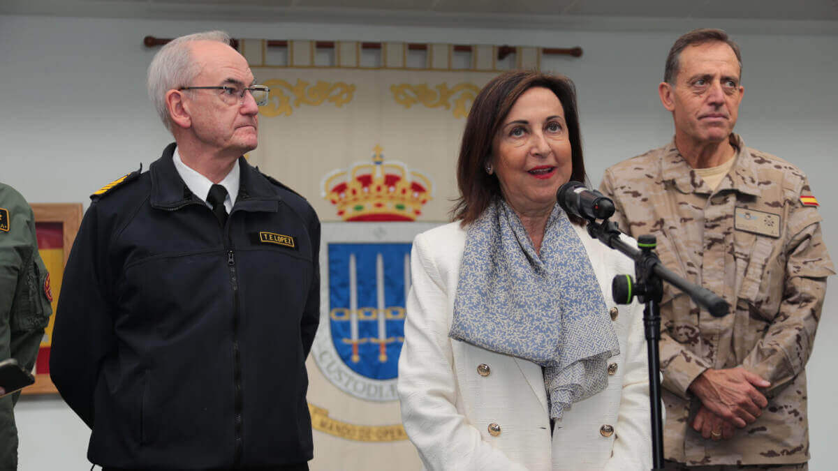 PHOTO/MDE-Iñaki Gómez - A veces se recupera la visibilidad pero no la facultad de habla. La ministra Robles, con el jefe de Estado Mayor de la Defensa, almirante Teodoro López, y el Jefe del Mando de Operaciones, teniente general Francisco Braco