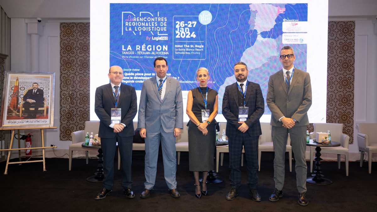Foto de familia de los participantes en la mesa redonda - FOTO/GUILLERMO LÓPEZ
