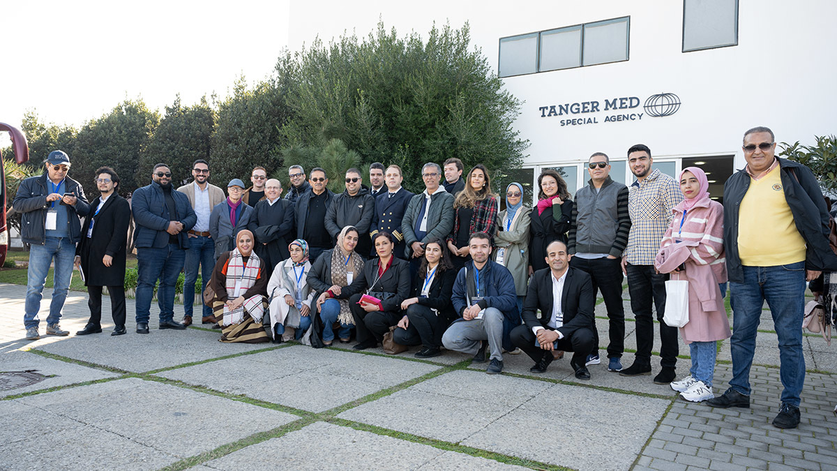 Foto de familia de los visitantes al Puerto de Tánger Med (Marruecos) - ATALAYAR/GUILLERMO LÓPEZ