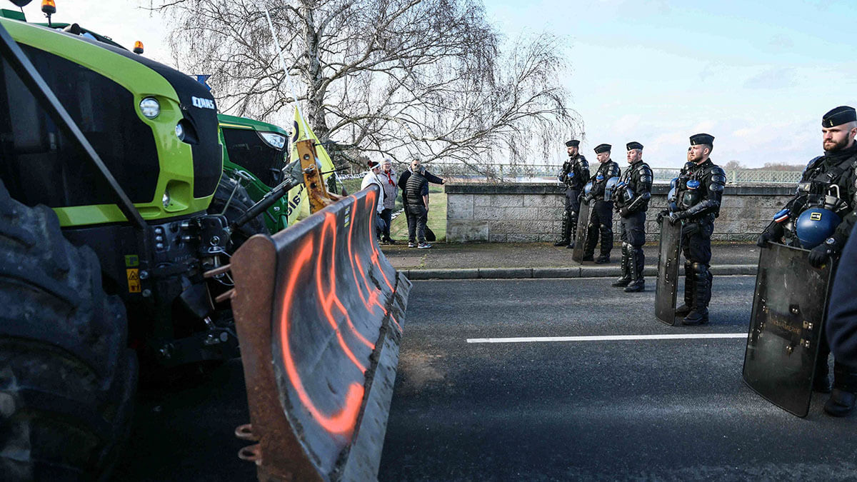 Convoy de tractores del sindicato CR47 (Coordinación rural 47) con destino a París es bloqueado por la policía en Sully-sur-Loire, cerca de Orleans, el 31 de enero de 2024, cuando se dirigía a bloquear el mercado de Rungis - AFP/ALAIN JOCARD