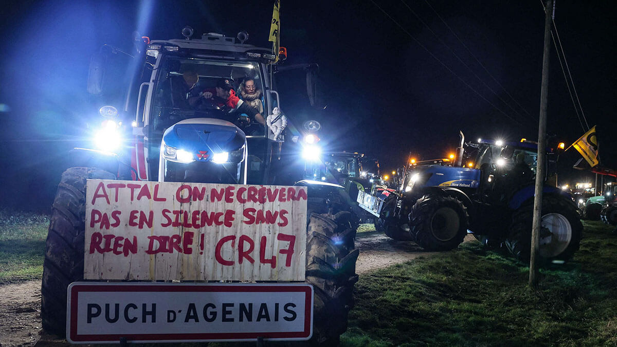 Un cartel que decía Attal, no moriremos en silencio sin decir nada mientras los agricultores del sindicato CR47 (Coordinación rural 47) reanudan su convoy de tractores con destino a París después de una escala nocturna en Pierrefitte-sur-Sauldre, cerca de Orleans, el 30 de enero de 2024, cuando se dirigían a bloquear el mercado de Rungis, en las afueras de París - AFP/ALAIN JOCARD