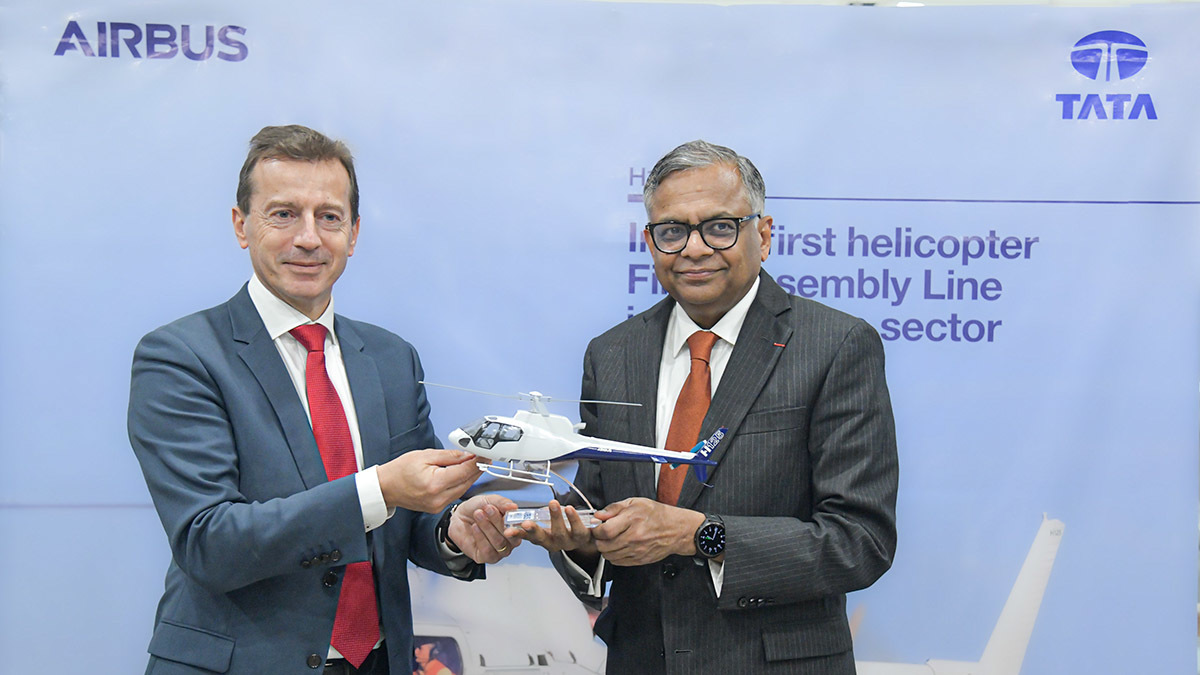 PHOTO/Airbus - El jefe de la corporación Airbus, Guillaume Faury, y presidente de Tata Sons, N. Chandrasekaran, han aprovechado la estancia en India de Macron para anunciar la construcción de una planta de montaje de helicópteros H125