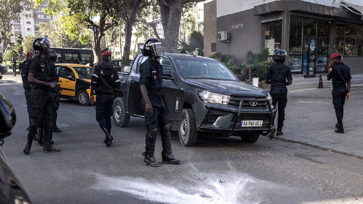 Agentes de policía senegaleses bloquean las vías de acceso a la Asamblea General en Plateau, Dakar, el 5 de febrero de 2024 – PHOTO/JOHN WESSELS/AFP