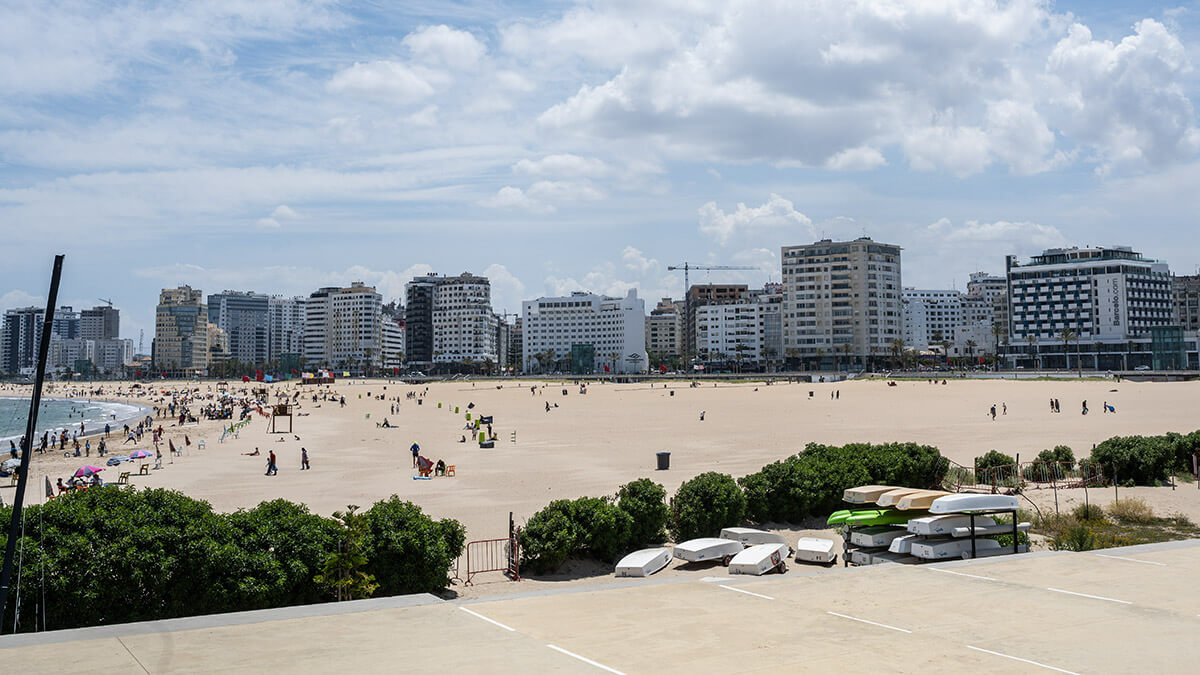 Turistas disfrutando de las playas de Tánger - PHOTO/ATALAYAR