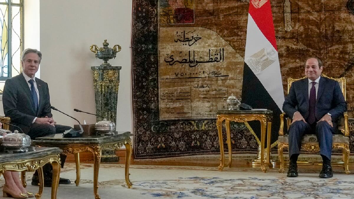 El secretario de Estado estadounidense, Antony Blinken, se reúne con el presidente egipcio, Abdel Fattah al-Sisi, en El Cairo el 6 de febrero de 2024. La escala del máximo diplomático estadounidense en Egipto forma parte de una gira de crisis en Oriente Próximo en la que busca una nueva tregua y “un final duradero” a la guerra entre Israel y Hamás - PHOTO/Mark Schiefelbein/POOL/AFP