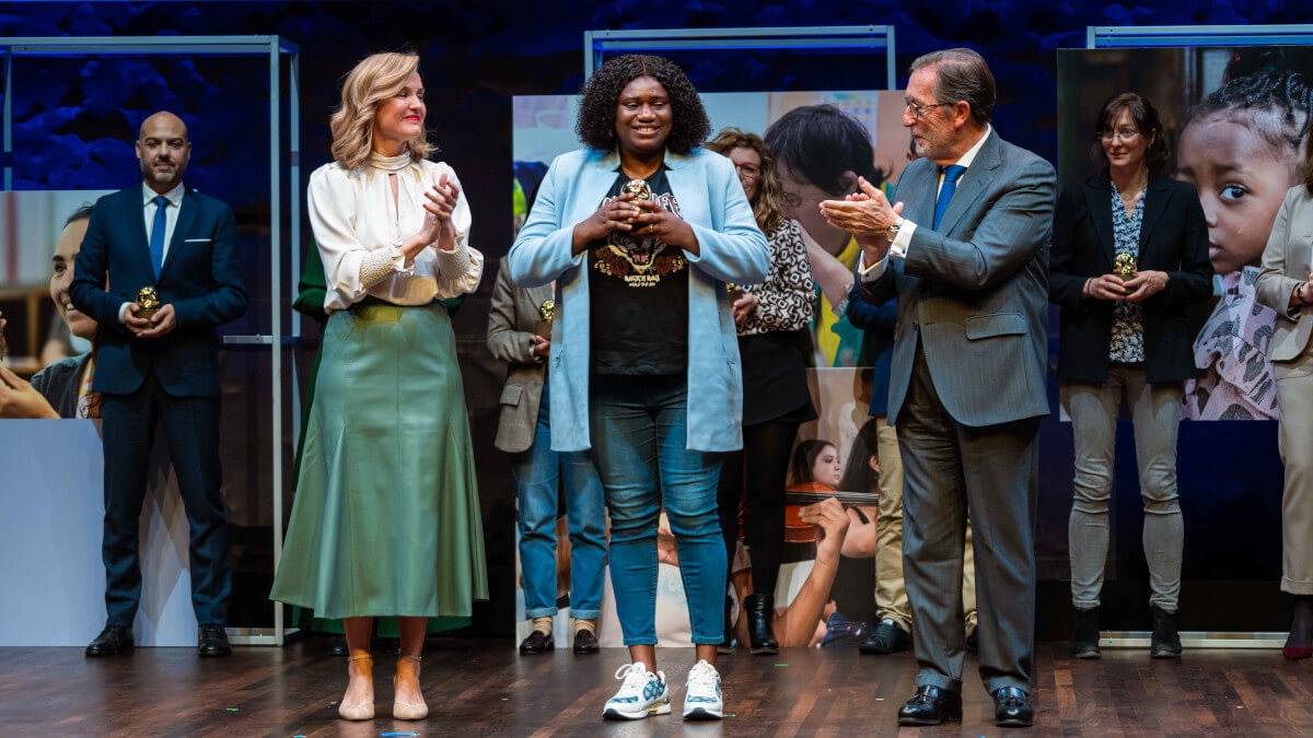 Joy Ogbeide, de Acción Contra la Trata, recoge el premio.