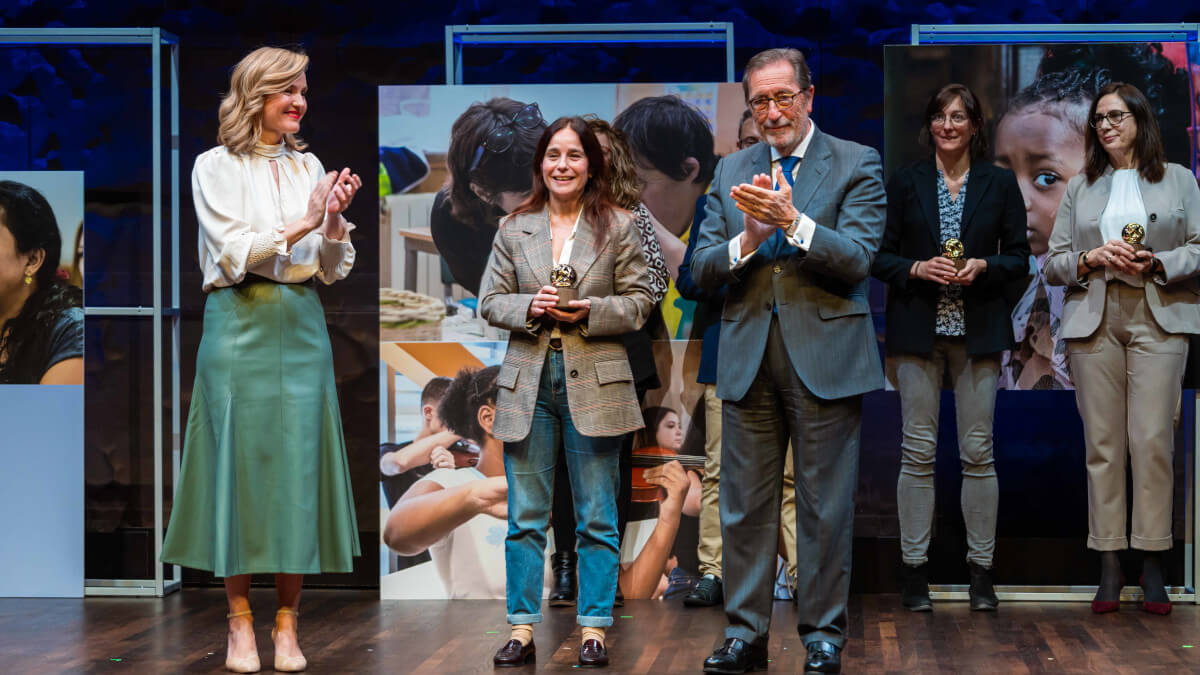 Sara Maza, de la Asociación Matiz, recoge el premio.