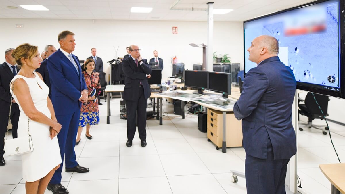 El presidente de Rumania, Klaus Iohannis, cursó una visita al Centro de Satélites en junio de 2022. La fotografía da idea de las extremas medidas de seguridad que imperan en el citado centro de análisis - PHOTO/EU SatCen