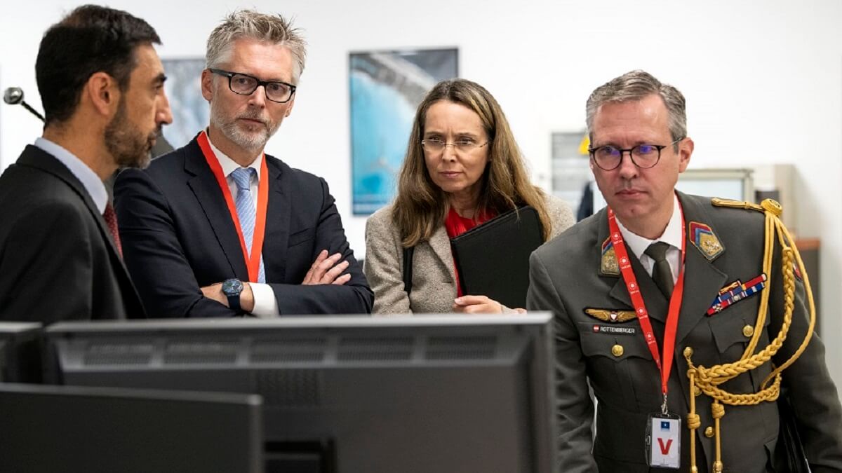 Los visitantes VIP, como el embajador de Austria en España, Christian Ebner, reciben explicaciones de los cometidos y trabajos de los analistas, pero las estrictamente necesarias - PHOTO/EU SatCen