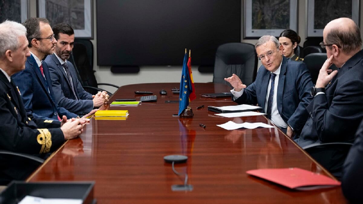El general López del Pozo departe con el director del EU SatCen, el embajador Sorin Ducaru, acompañado por el subdirector de Planes y Relaciones Internacionales, contralmirante Juan Bautista Pérez Puig (izquierda) - PHOTO/EU SatCen