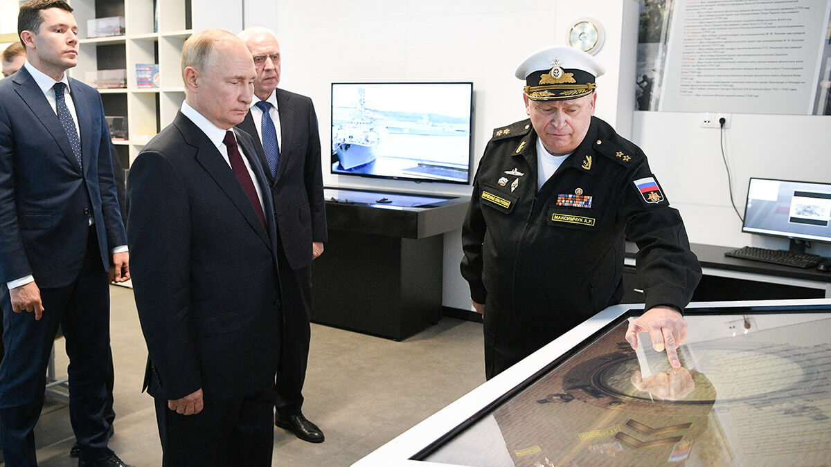 El presidente ruso Vladimir Putin y funcionarios, incluido el gobernador de la región de Kaliningrado, Anton Alikhanov, visitan el Instituto Naval del Báltico que lleva el nombre del almirante Fyodor Ushakov en Kaliningrado, Rusia, el 1 de septiembre de 2022 - SPUTNIK/ALEXEY MAISHEV via REUTERS