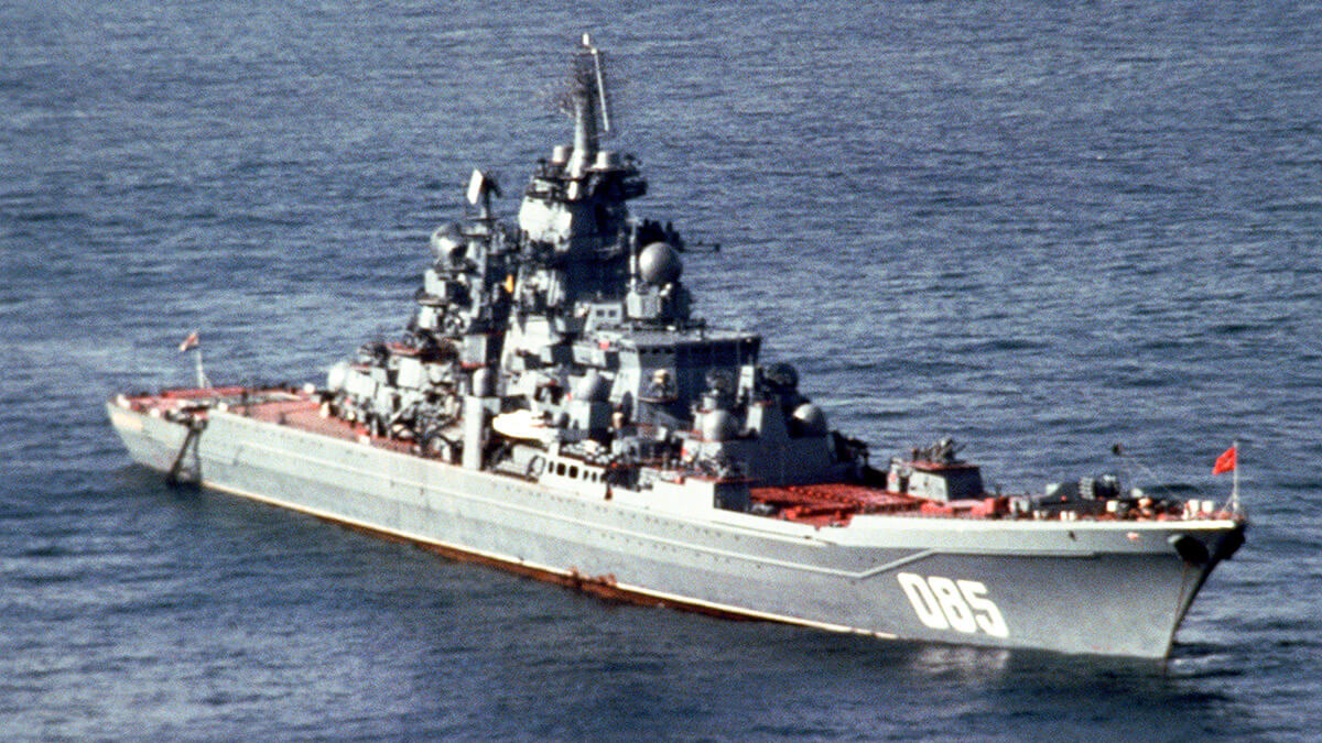 El barco se puso originalmente en servicio con la Armada soviética en la década de 1980, conocido en ese entonces como Kalinin un nombre que el barco mantuvo hasta 1992 cuando pasó a llamarse con su nombre actual en honor al Almirante Nakhimov - PHOTO/WIKIPEDIA