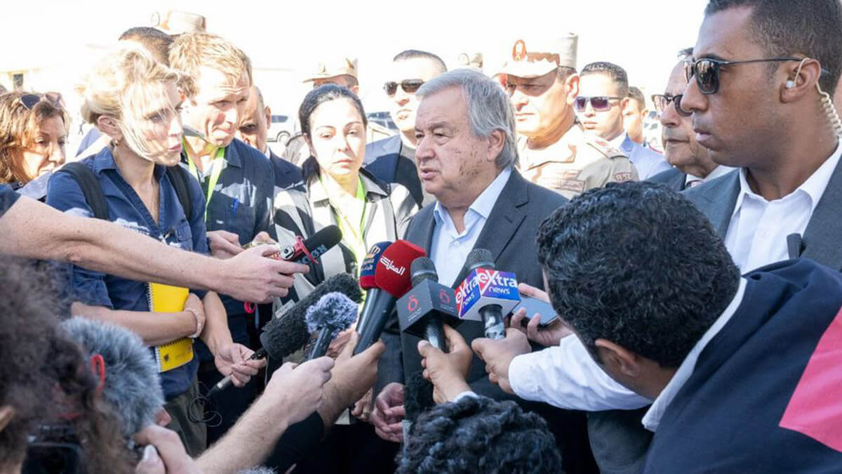 El secretario general de la ONU, António Guterres (centro), responde a las preguntas de los medios de comunicación en el cruce de Rafah - ONU/Eskinder Debebe